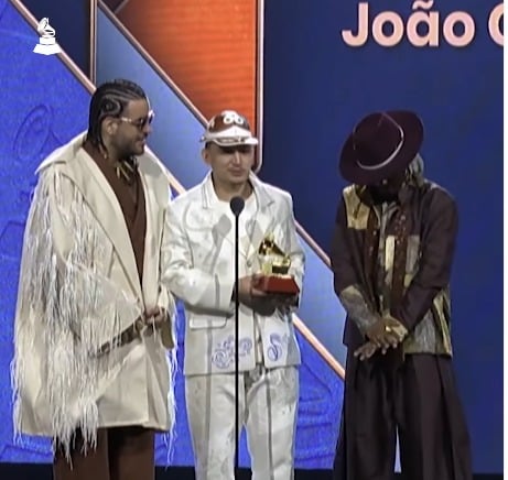 hackradt's tweet card. João Gomes vestiu a tradição potiguar em um terno de linho branco com delicados bordados de Timbaúba dos Batistas.