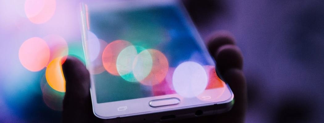 coder_doctor's tweet card. Algunos estudios apuntan a que "tocamos" nuestros dispositivos móviles unas 2600 veces al día. Las notificaciones, la forma que tienen de estimularnos, son...