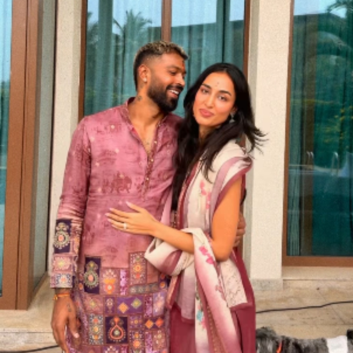 4PNHindi's tweet card. Hardik Pandya engagement news: क्रिकेटर हार्दिक पांड्या और महिका शर्मा की सगाई की खबर सोशल मीडिया पर आग की तरह फ़ैल रही है। इस समाचार कीसच्चाई जानिए।