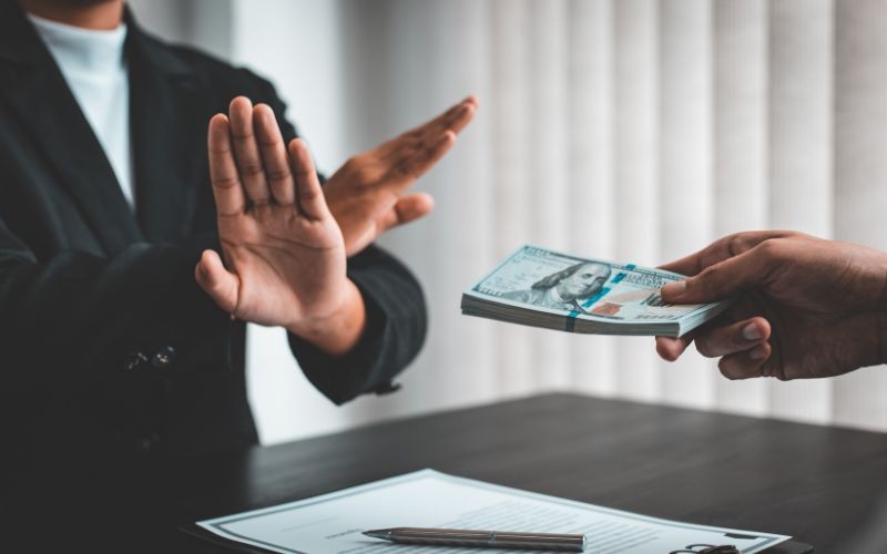 EthikosGlobal's tweet card. En las luchas antilavado, las políticas ya no pueden estar relegadas únicamente al departamento de cumplimiento. La prevención de esta amenaza financiera se ha convertido en una responsabilidad...