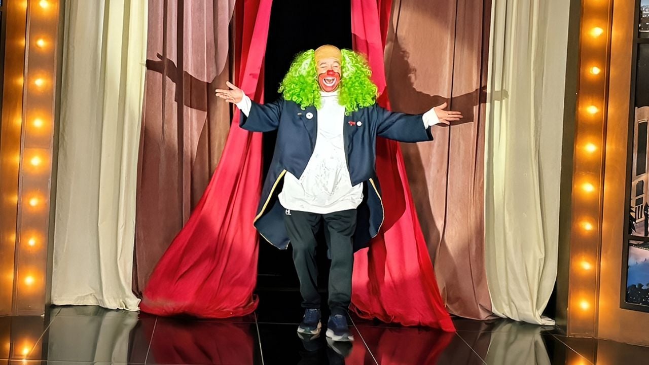 latinus_us's tweet card. Hoy en TeneBrozo: Tres pistas saturadas de patadas en bloques negros y guindas, sugerencias para el aniversario de la Transformación en el Zócalo, y en el estudio, Carlos Bravo Regidor.