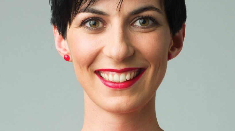 EdaHamet's tweet card. Proč se předsedkyně sněmovny stala nejkritizovanější političkou vládnoucí pětikoalice? Vadí její přímost, vzhled i některé výroky.