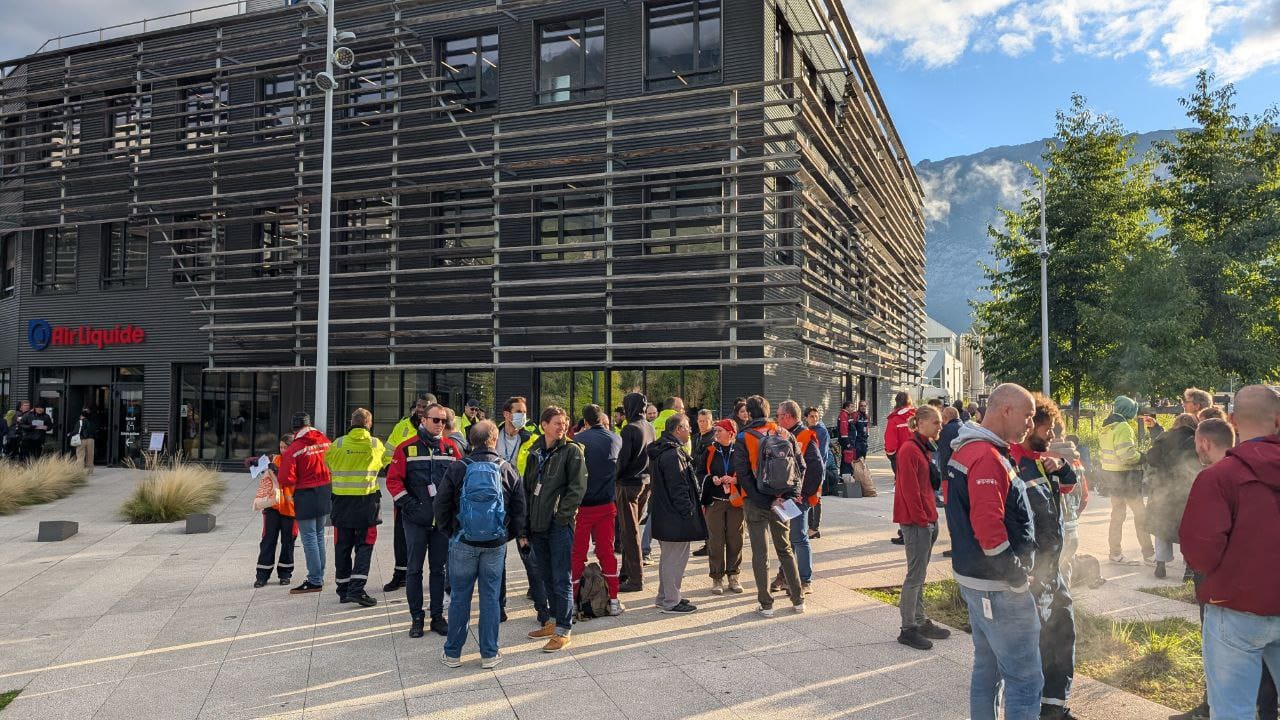 RevPermanente's tweet card. Ce jeudi 25 septembre, les salarié·es d'Air Liquide à Grenoble étaient en grève pour dénoncer la casse de leurs conditions de travail et la suppression de plusieurs postes. Un appel relayé par l'AG «...