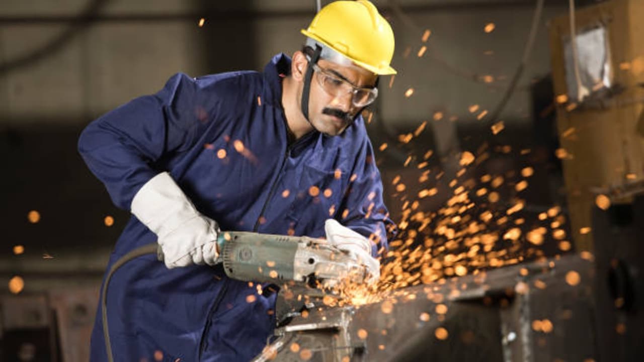 AsianetNewsHN's tweet card. New Labour Reform Low: क्या सिर्फ एक साल में ग्रेच्युटी मिलना अब हकीकत है? सरकार ने बड़ा बदलाव करते हुए eligibility 5 साल से घटाकर 1 साल कर दी। वेज डेफिनिशन बढ़ाई गई, जिससे ग्रेच्युटी राशि भी बढ़ेगी।...