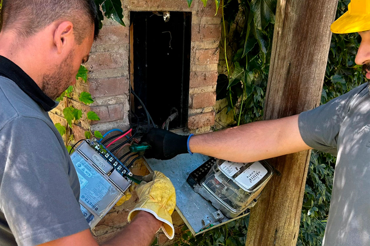 Discar_Metering's tweet card. A partir del junio de 2021, los usuarios pampeanos quedaron habilitados generar su propia energía eléctrica y vender el excedente. Hoy, un año y medio después, se habilitó en la ciudad de General...