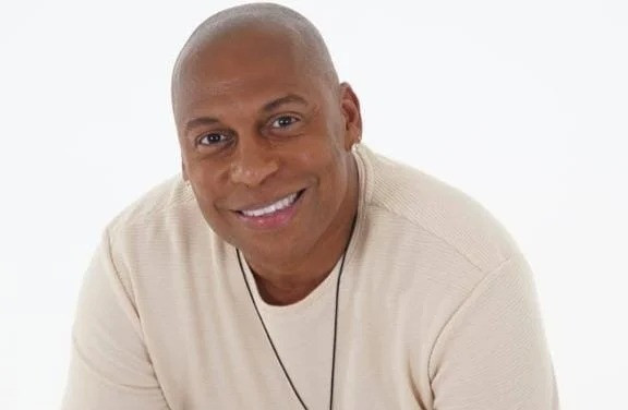 NayraCezari's tweet card. Em comemoração aos 35 anos do Pagode 90, Casarão do Firmino apresenta nesta sexta-feira(19), shows de Delcio Luiz, Netinho de Paula e Chacal do Sax