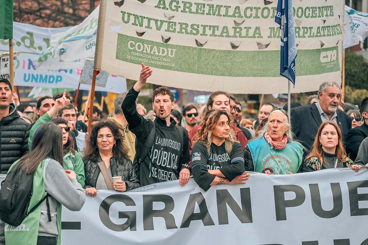 quedigital1's tweet card. Docentes y nodocentes anunciaron paros que no afectarán a las mesas de examen de fin de año. No descartan hacer una presentación judicial por la ley.