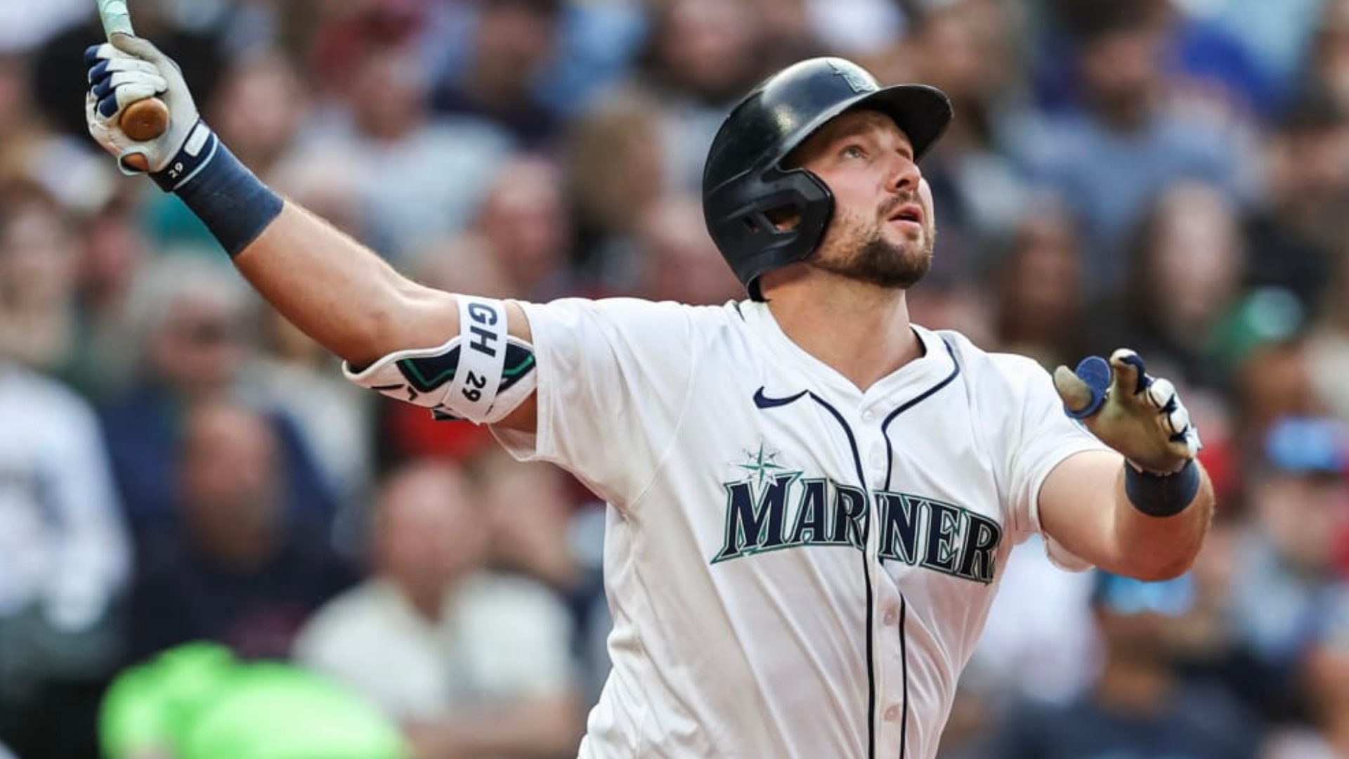 NTelemicro5's tweet card. El trabajo de un receptor gira cerca de la defensa: llamar el juego, bloquear lanzamientos en el suelo, frenar a los corredores, guiar a los lanzadores. Raleigh, sin embargo, no solo cumplió con esas...