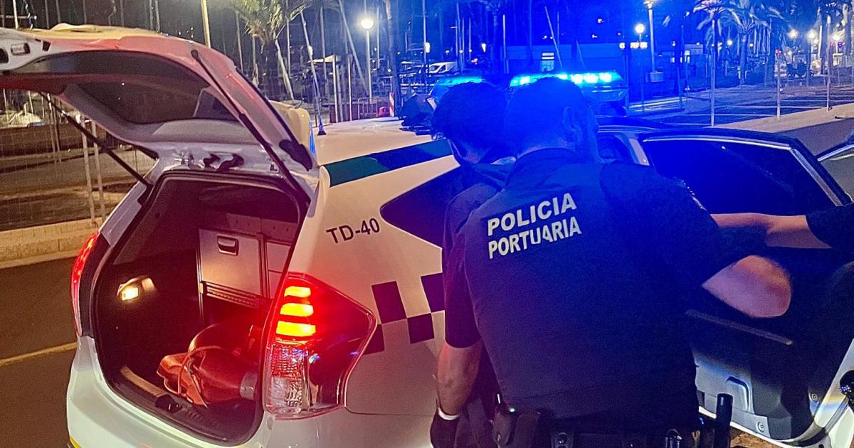 PoliciAPB_SPPLB's tweet card. El detenido es un joven argelino que fue sorprendido por agente de la Policía Portuaria. Indicativos del turno de noche de la Policía Portuaria han conseguido interceptar y proceder a la detención de...