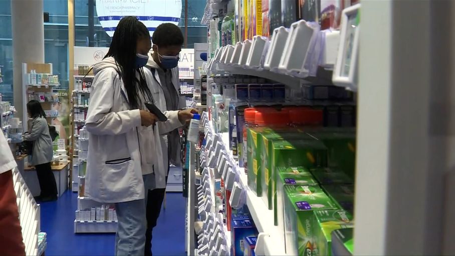 franceinfo's tweet card. Comme chaque année, le magazine spécialisé "Prescrire" dresse sa liste actualisée des "médicaments à écarter pour mieux soigner". D’où il ressort que 106 médicaments autorisés en France ou dans...