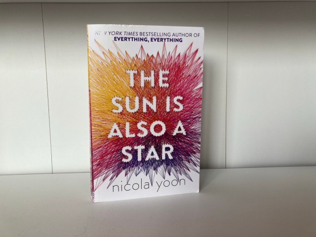 Hannah_BookBlog's tweet card. Rating: ⭐⭐⭐⭐⭐ Trigger Warnings: Cheating; Depression; Immigration Battle; Racism; Suicidal ideation; Toxic family; Violence The Sun is Also a Star is a book that I had been meaning to buy for years…