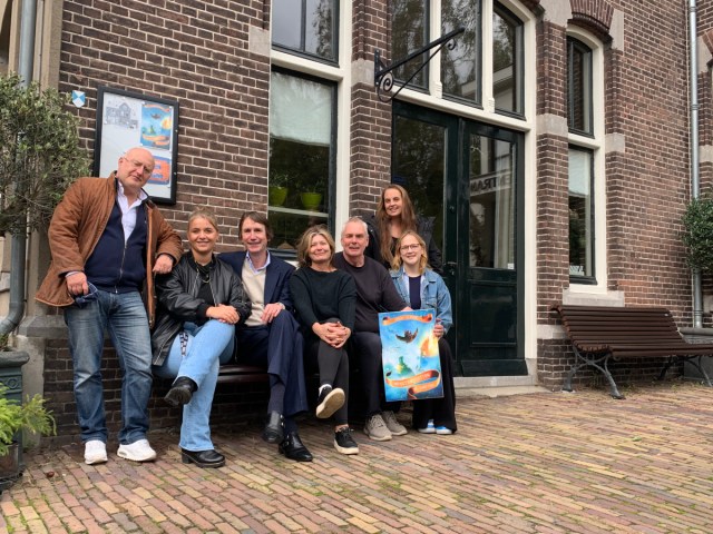 HerbertRaat's tweet card. Deze week bracht ik samen met het team Kunst en Cultuur een bezoek aan de Amstelveense kinderboekenschrijver Johan Elfner. We feliciteerden hem met alweer zijn derde boek, De Tijdsteen, in de boeke…