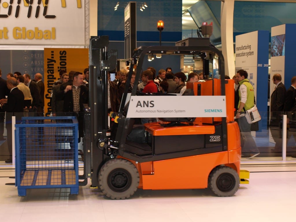AngusLift's tweet card. We present you with the top 6 technology trends that will change the forklift industry in the future: AI, 5G, Fuel Technology, and more!