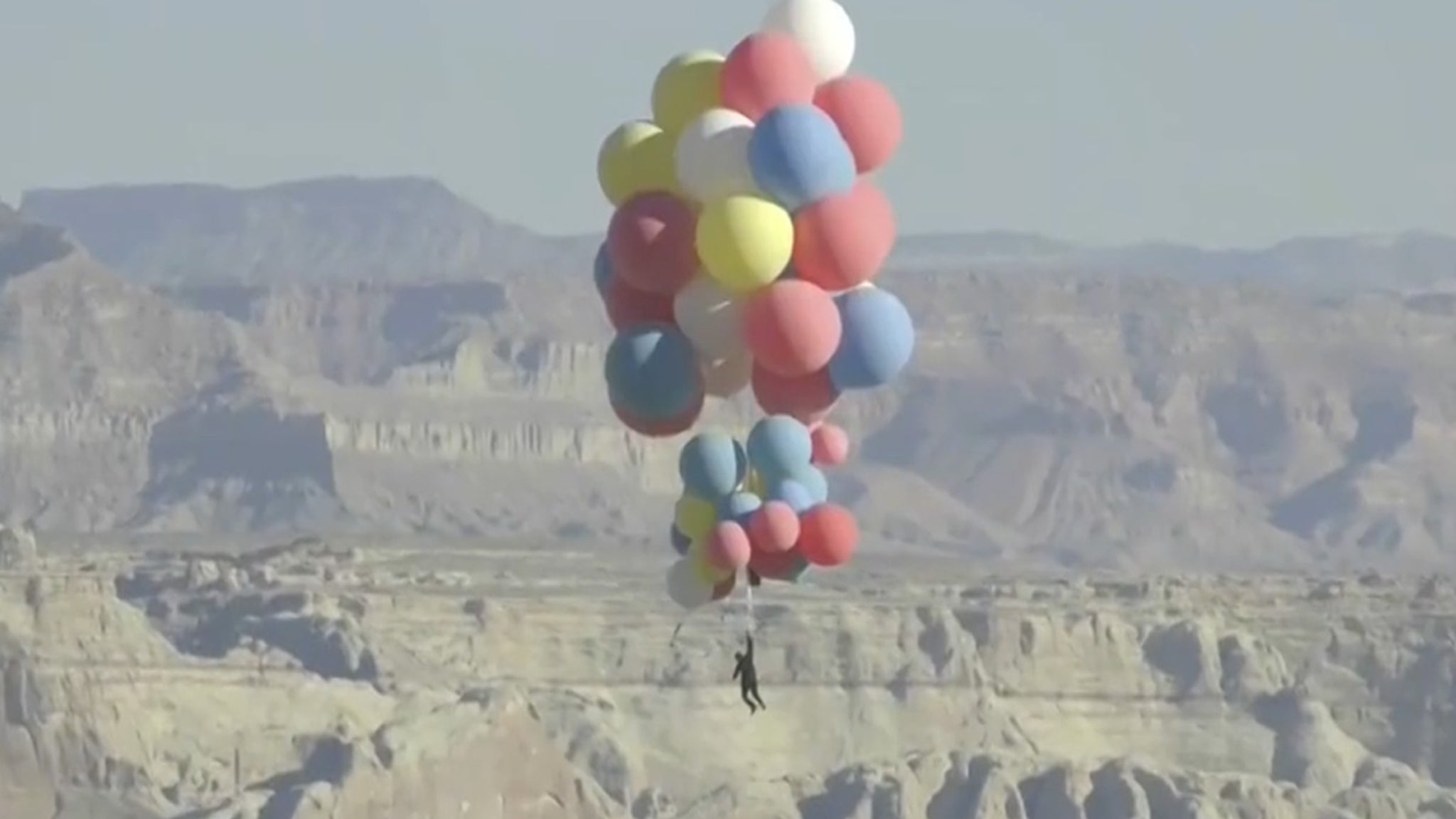 Get2KnowSomeone's tweet card. David Blaine's "Up"-inspired stunt in Arizona went off without a hitch.
