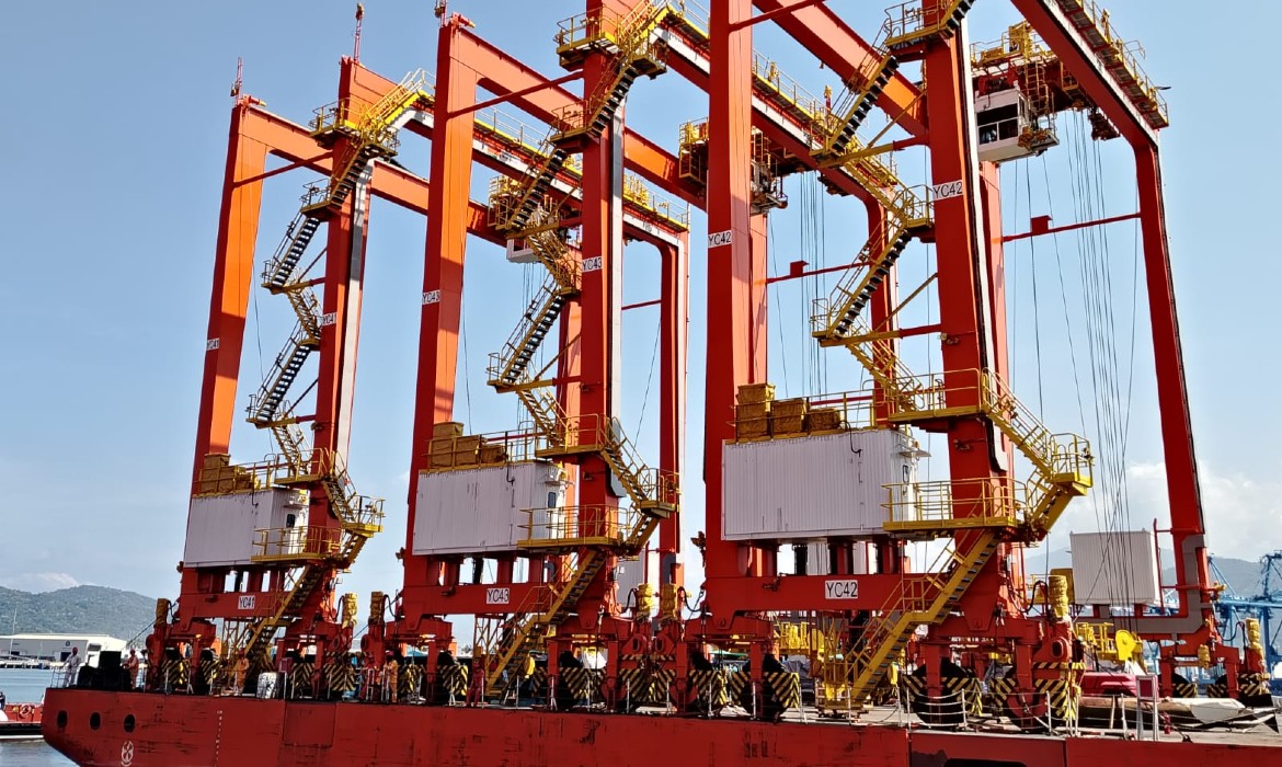 GrupoT21's tweet card. El puerto de Manzanillo volvió a ser escenario de movimiento y modernización. El pasado 20 de octubre arribaron tres grúas