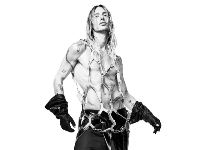 DomusWeb's tweet card. In a fashion world constantly reinventing itself, the Californian designer remains the exception — and 2025 has made it impossible to ignore him.