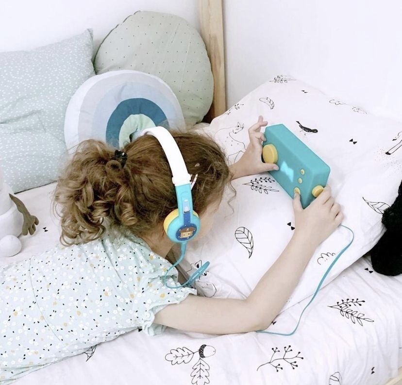 mif360's tweet card. Pour les enfants de 3 à 8 ans, « Ma fabrique à histoire » est le copain parfait pour créer, enregistrer et écouter des histoires audio. 48 histoires sont incluses. Les enfants peuvent choisir...