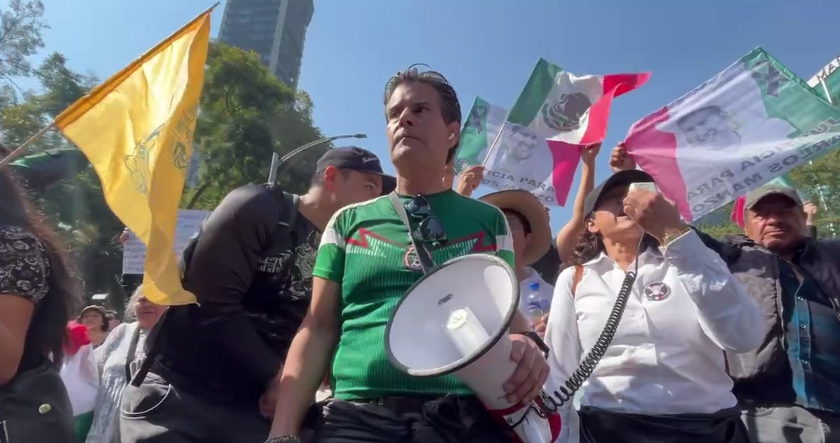 SinEmbargoMX's tweet card. Pablo Ortiz Padilla marchó el 14 y el 20 de noviembre, cuando el Gobierno cambió la ruta del desfile para evitar a los jóvenes que protestaban.