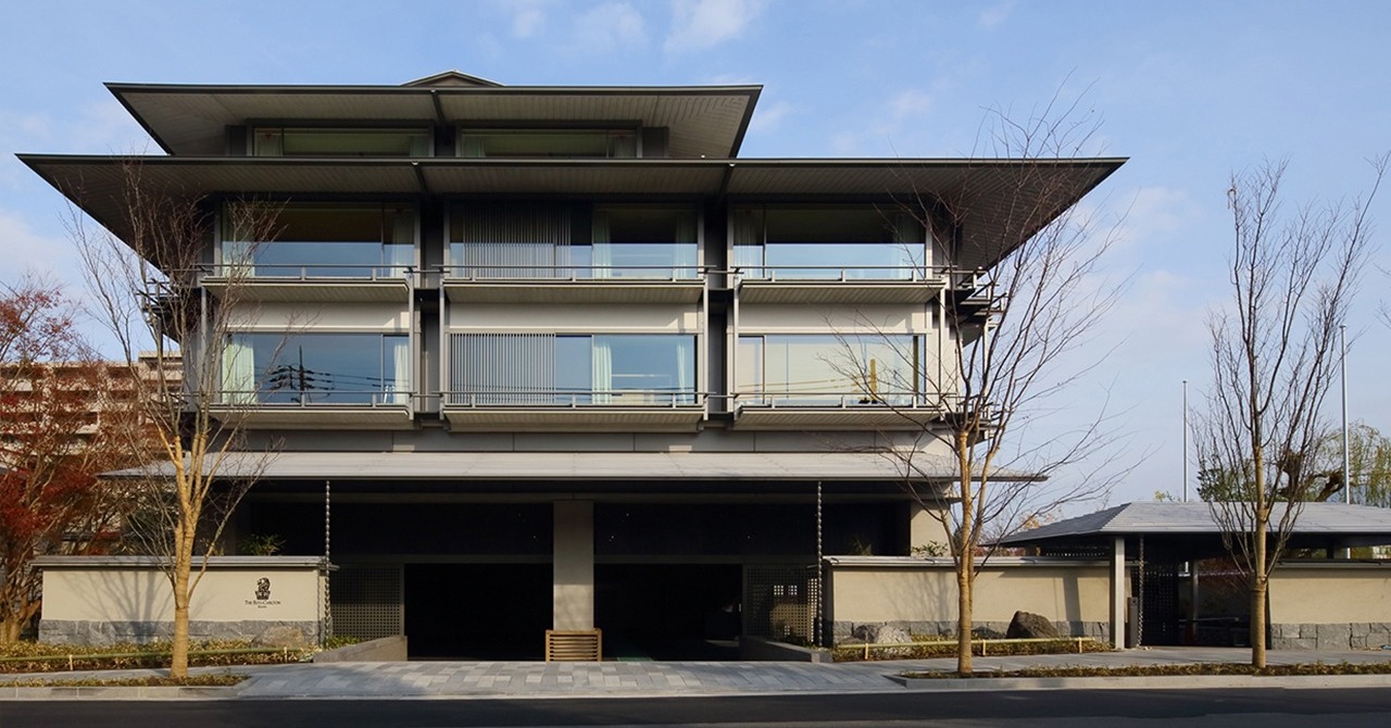 feeder_web's tweet card. 「ザ・リッツ・カールトン京都」が鴨川でのピクニックプランを宿泊者限定で提供する。参加費は1人9000円。大型連休を前に旅行需要が高まる中、日本人旅行者や海外からの訪日観光客の利用を見込む。