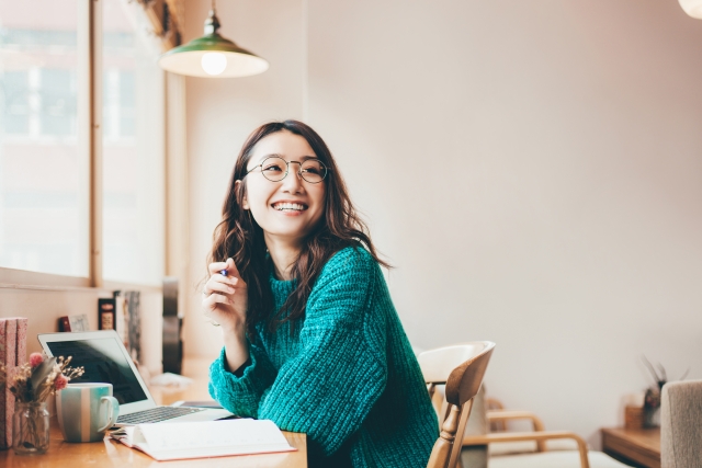 feeder_web's tweet card. ネットワーク開発などを手掛けるフォーイット（東京都渋谷区）は、副業に関する調査を実施した。