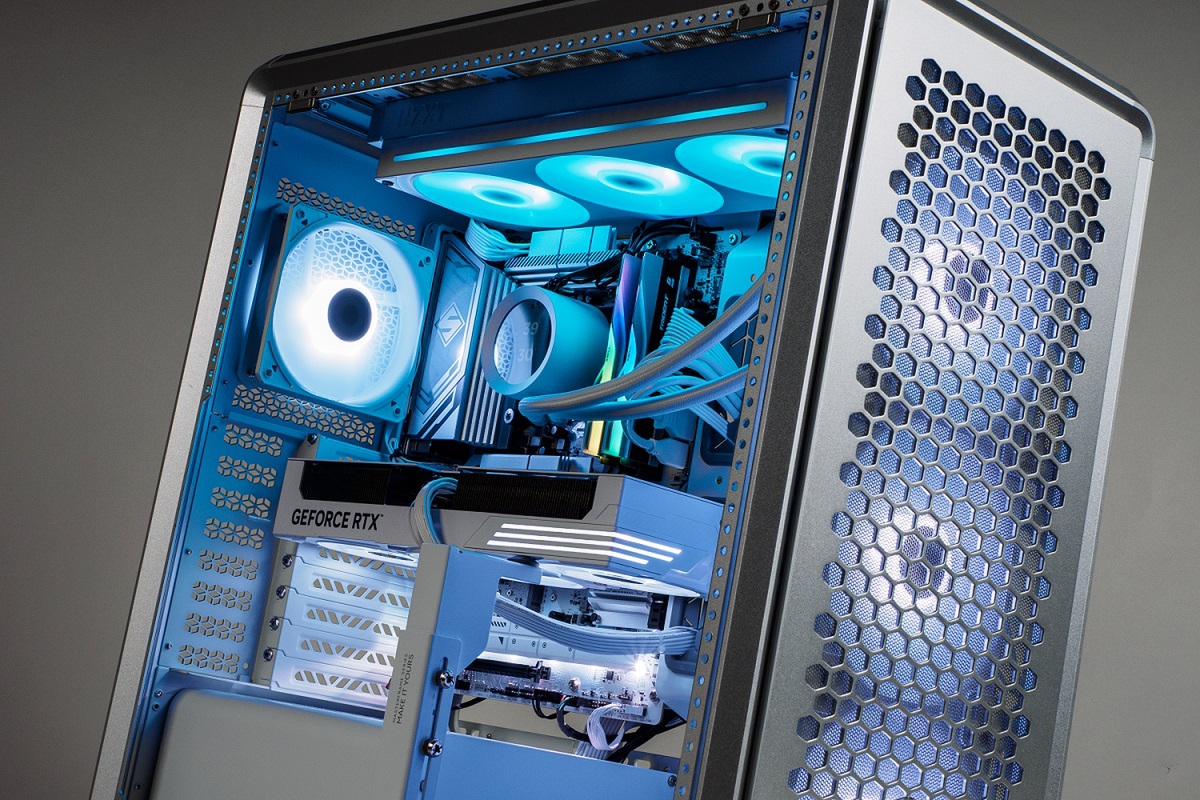 pcshop_seven's tweet card. パソコンショップSEVENの「ZEFT Z57CM」は、高級感のある銀色PCケースを採用したミドルタワーゲーミングPC。外観や内部をチェックしたのでぜひ参考に。