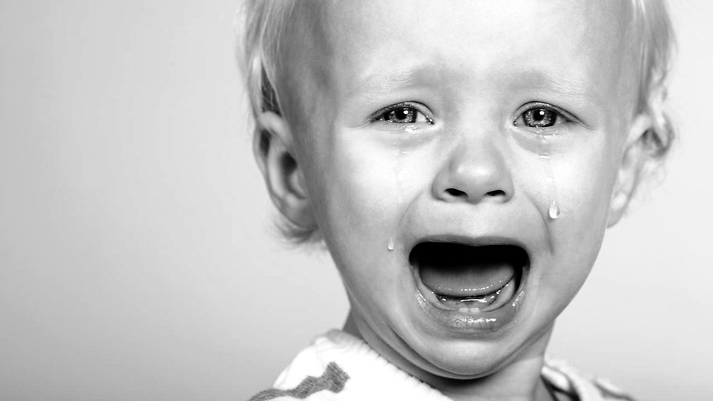 larevolutionpsy's tweet card. Alors que les pleurs sont souvent considérés comme étant un moyen de communiquer, ils sont aussi un besoin. Malgré tout, il arrive que les adultes, et même les enfants, cherchent à les réprimer. Mais...