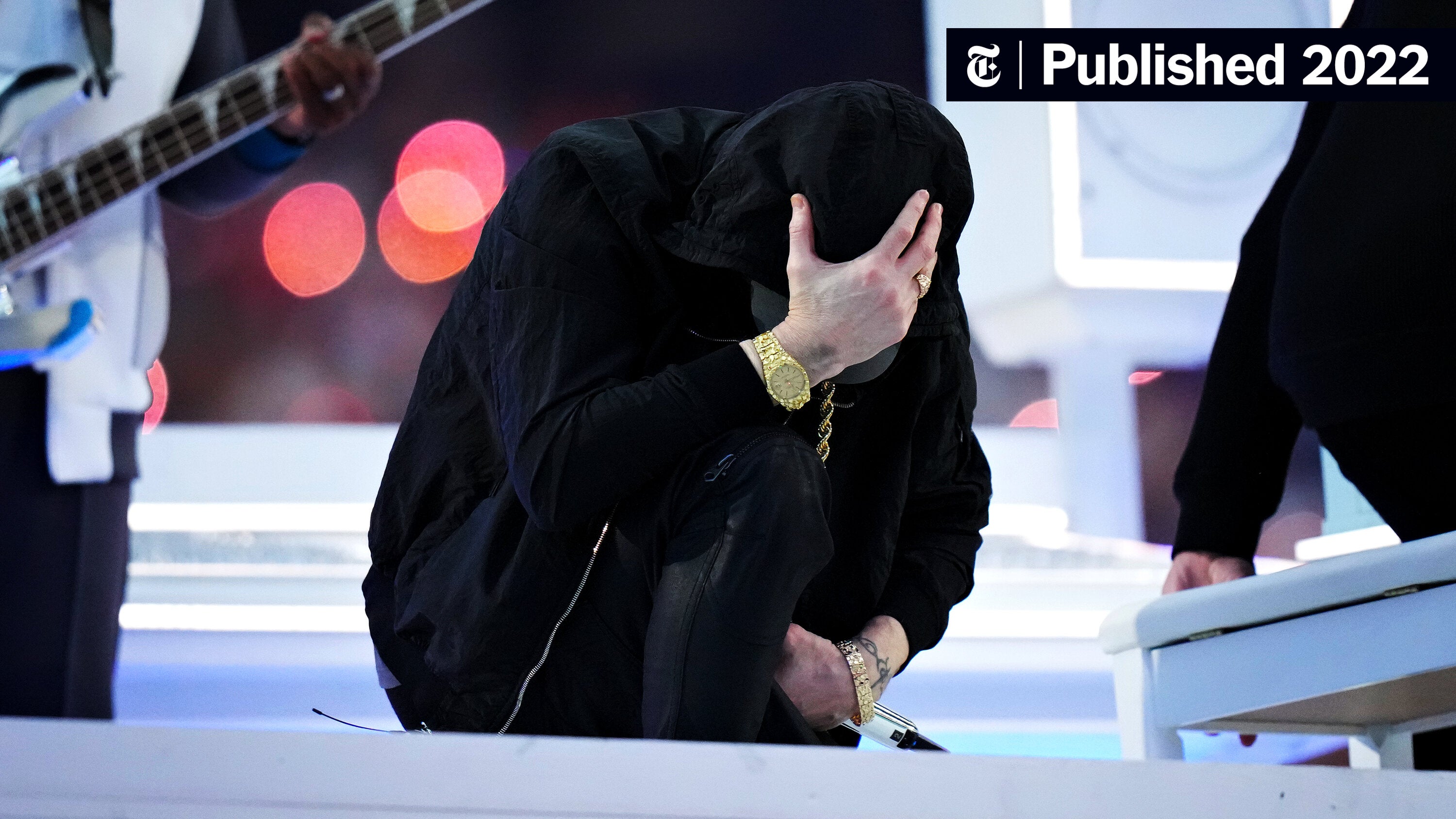 nytimes's tweet card. Mary J. Blige and Kendrick Lamar rounded out the set and the special guest 50 Cent surprised the crowd before Eminem knelt onstage in an apparent nod to Colin Kaepernick’s protest.