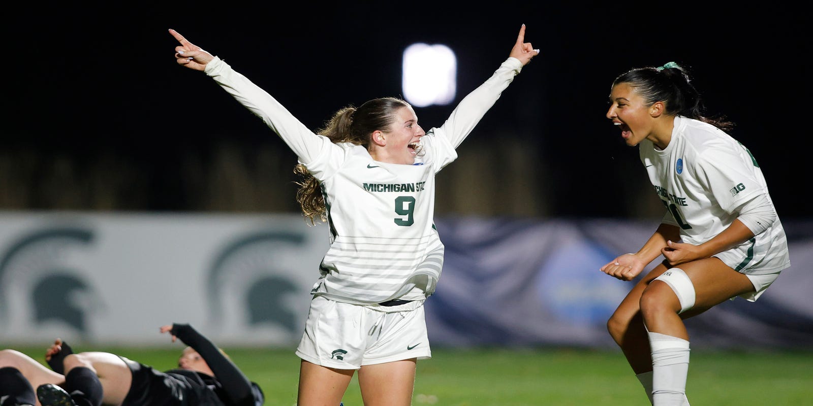 LSJGreenWhite's tweet card. The Spartans dominated Milwaukee in a 4-1 win, getting goals from four different players, as MSU moves on to the second round of the NCAA tournament.
