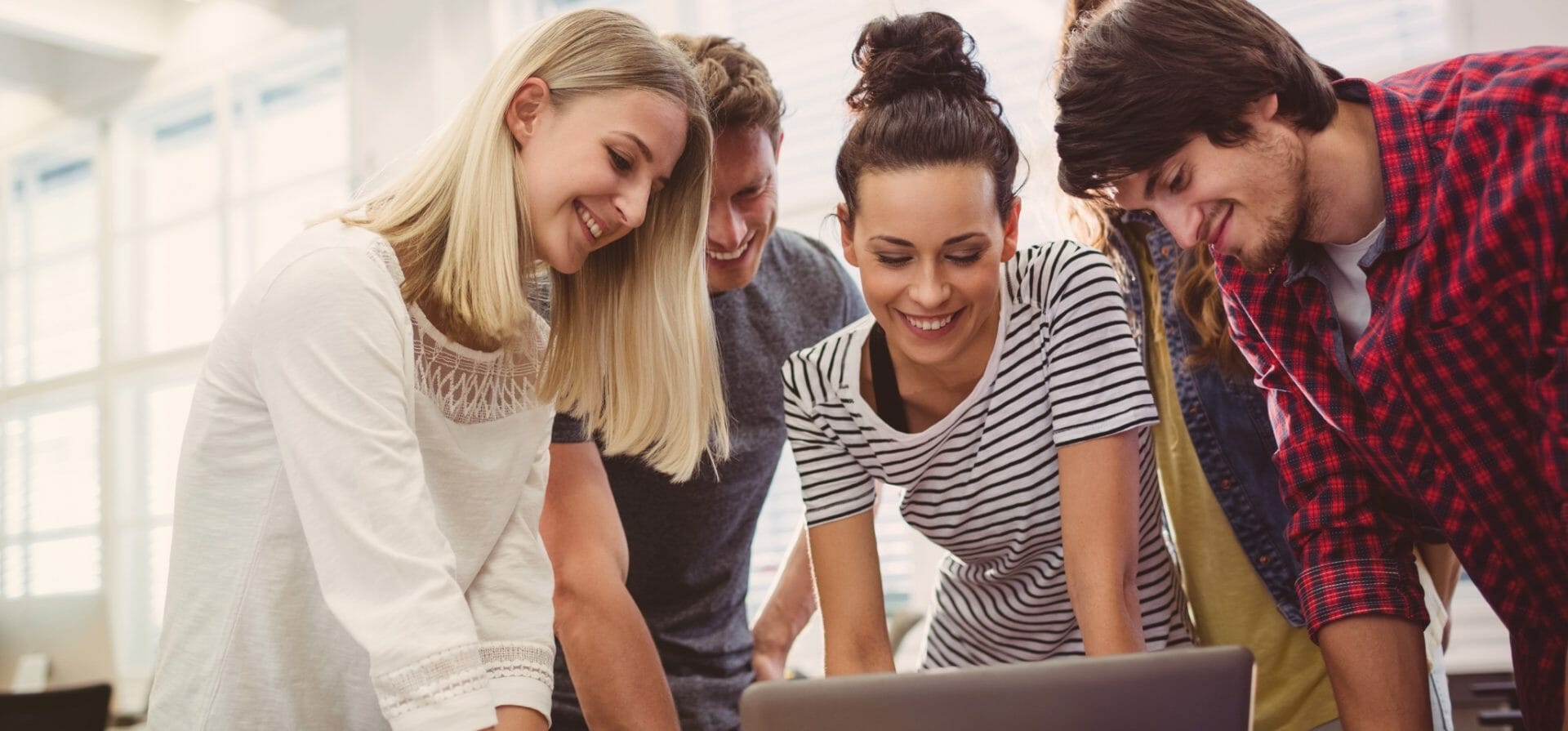 easygenerator's tweet card. Employee-generated Learning can't succeed without the right tools. In this blog post, we discuss what you need to consider when selecting an EGL tool.