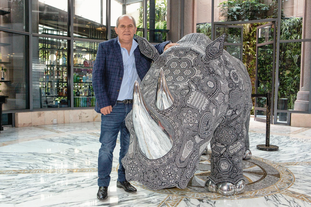 MVIEW_MX's tweet card. César Menchaca ha llevado el arte huichol a escenarios internacionales a través de Menchaca Studio. Su trabajo une tradición, cultura y modernidad en obras que celebran la identidad mexicana.