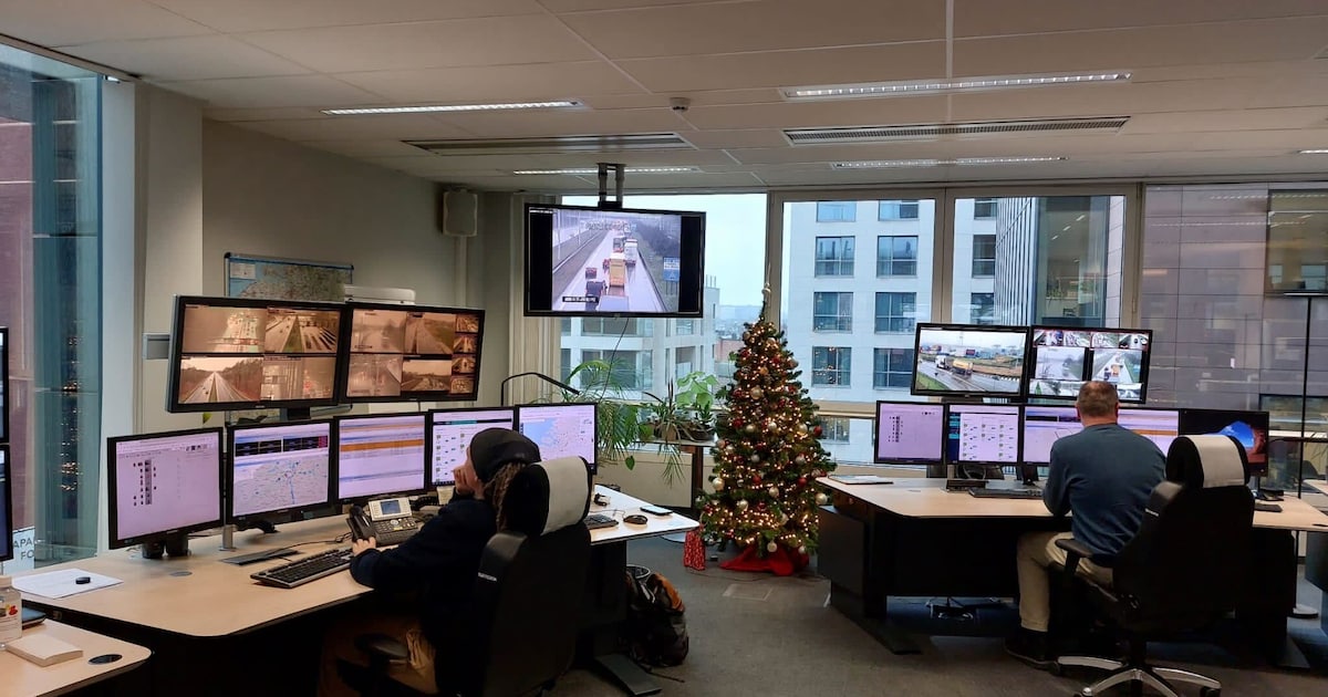 PeterBruyninckx's tweet card. Het Vlaams Verkeerscentrum werft tien personeelsleden aan om de gevaren op onze wegen te signaleren. Dat gaat van gekantelde busjes over oliesporen tot dronken chauffeurs. ‘Verdorie, hou je blik op...