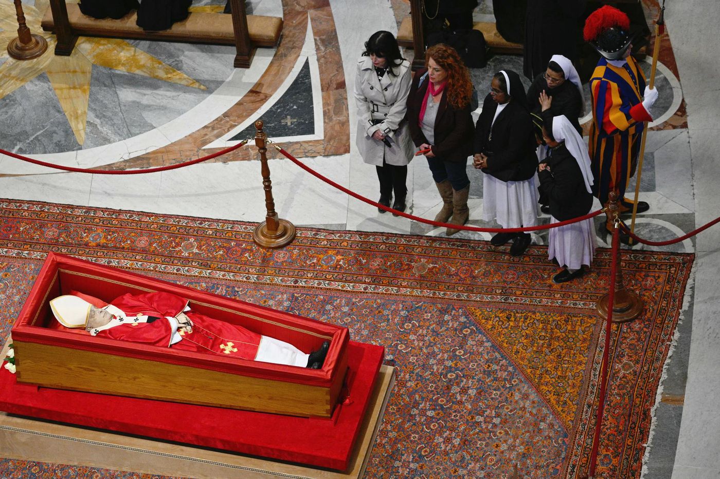 LB2S's tweet card. Après l’affluence de la journée, la basilique Saint-Pierre est restée ouverte toute la nuit entre mercredi 23 et jeudi 24 avril. Rencontres, entre 3 heures et 4 heures du matin, dans la zone réservée...