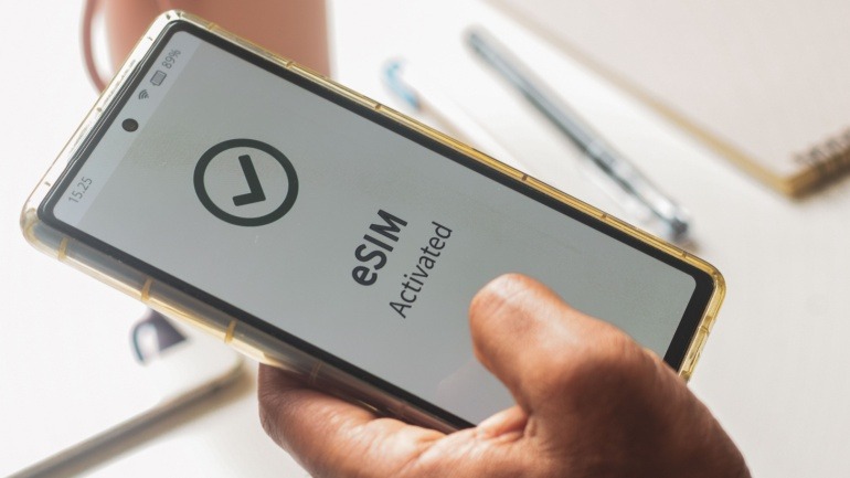 _VoipReview's tweet card. Deutsche Telekom revolutionizes VoIP experiences with its new cross-platform eSIM switch, enabling transitions between Android and iOS.