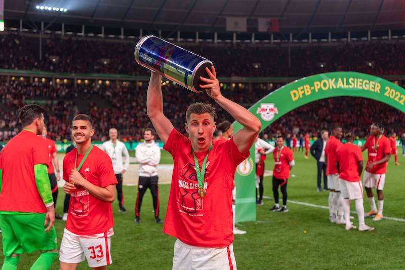 uebermedien's tweet card. Der Pokalsieg ist weder ein Märchen noch unpolitisch. Doch die Kritik wird vom Jubel übertönt. Medien sollten weiter kritisch hinschauen.