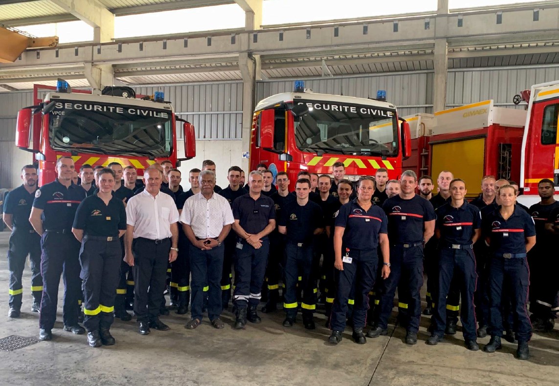 LaVoixduCaillou's tweet card. Arrivés en janvier, les 30 personnels spécialisés dans la lutte contre les feux de forêt de l’Unité d’instruction s’apprêtent à quitter le territoire.