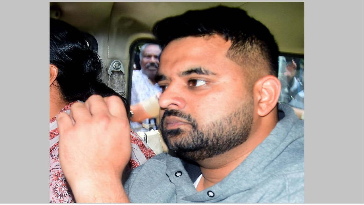 AsianetNewsTM's tweet card. முன்னாள் நாடாளுமன்ற உறுப்பினர் பிரஜ்வல் ரேவண்ணா, ஆயுள் தண்டனை கைதியாக பெங்களூரு மத்திய சிறையில் அடைக்கப்பட்டு, மாதம் ரூ. 540 சம்பாதிக்க உள்ளார். சிறை விதிகளின்படி, கடுங்காவல் தண்டனை கைதிகள் அனைவரும்...