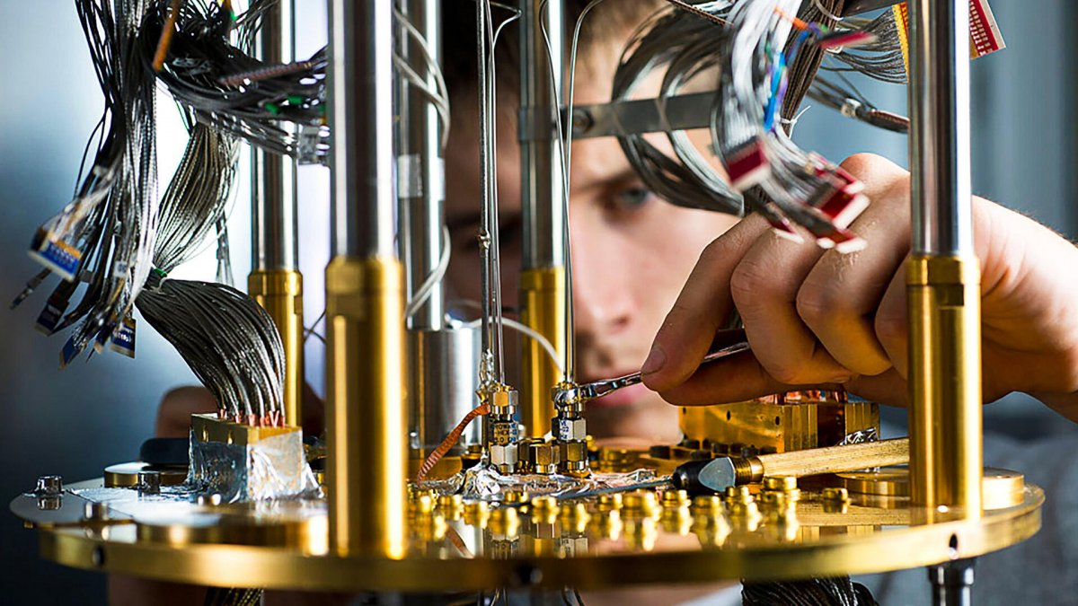 SabrinaPatsch's tweet card. Unzählige Forschungseinrichtungen arbeiten an der Entwicklung von Quantencomputern. Doch was Unternehmen damit künftig anstellen können, ist noch unklar.