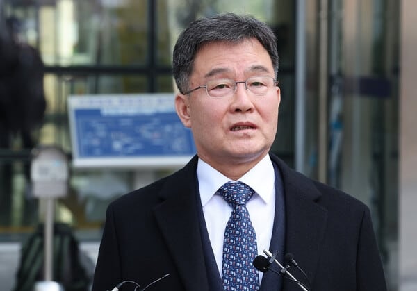 shoeRoof's tweet card. 김氏 一黨에 대한 항소 포기 소동이 대통령에게 ‘대장동 대통령’ 딱지 붙였다 측근 정진상·김용과 不法 송금 이화영을 빼내려 법률·司法 파괴 계속될 것 올해의 인물(man of the year)은 김만배씨다. 올해 대