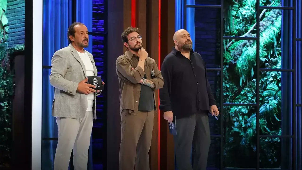 gazetesok1's tweet card. MasterChef Türkiye'de sezonun son kaptanlık oyunu da oynandı. 23 Kasım 2025 Pazar akşamı ekrana gelen yeni bölümde yarışmacılar, anneleriyle beraber tabaklar hazırlayıp kaptanlık için yarıştı. Peki...