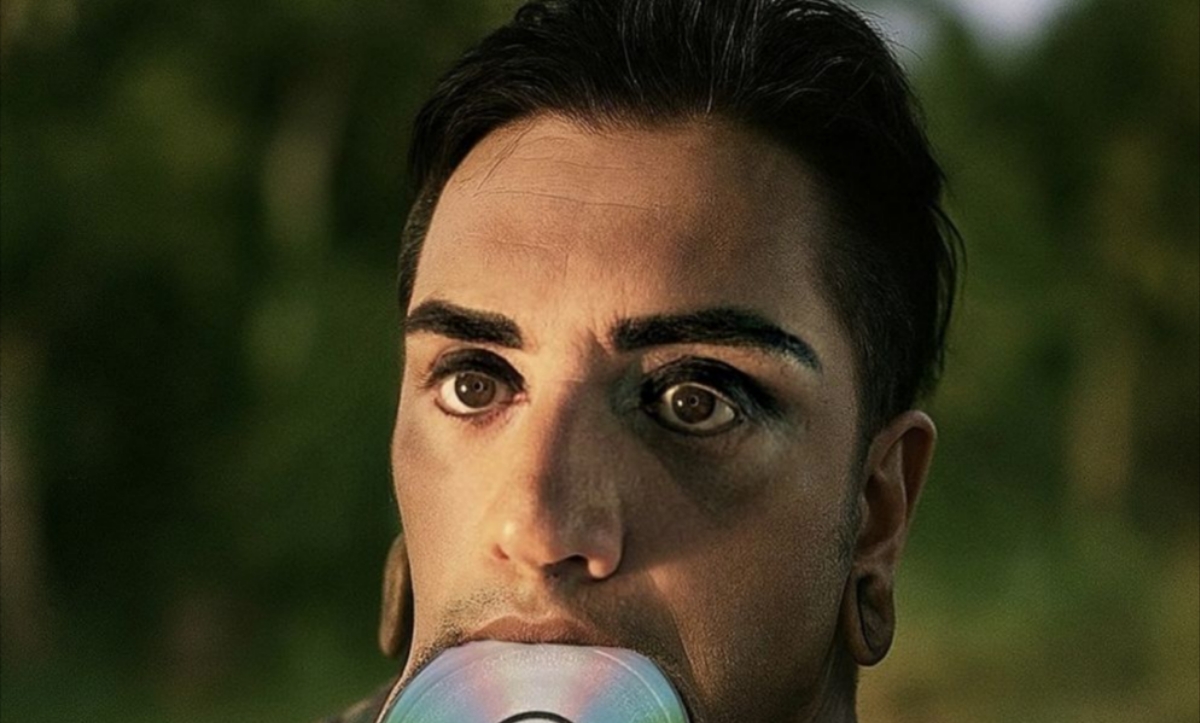 MaestroPrego's tweet card. Il nuovo singolo “Saffo-Love” anticipa “DUE.I”, il progetto multimediale di Ivan Cattaneo in uscita il 31 ottobre.