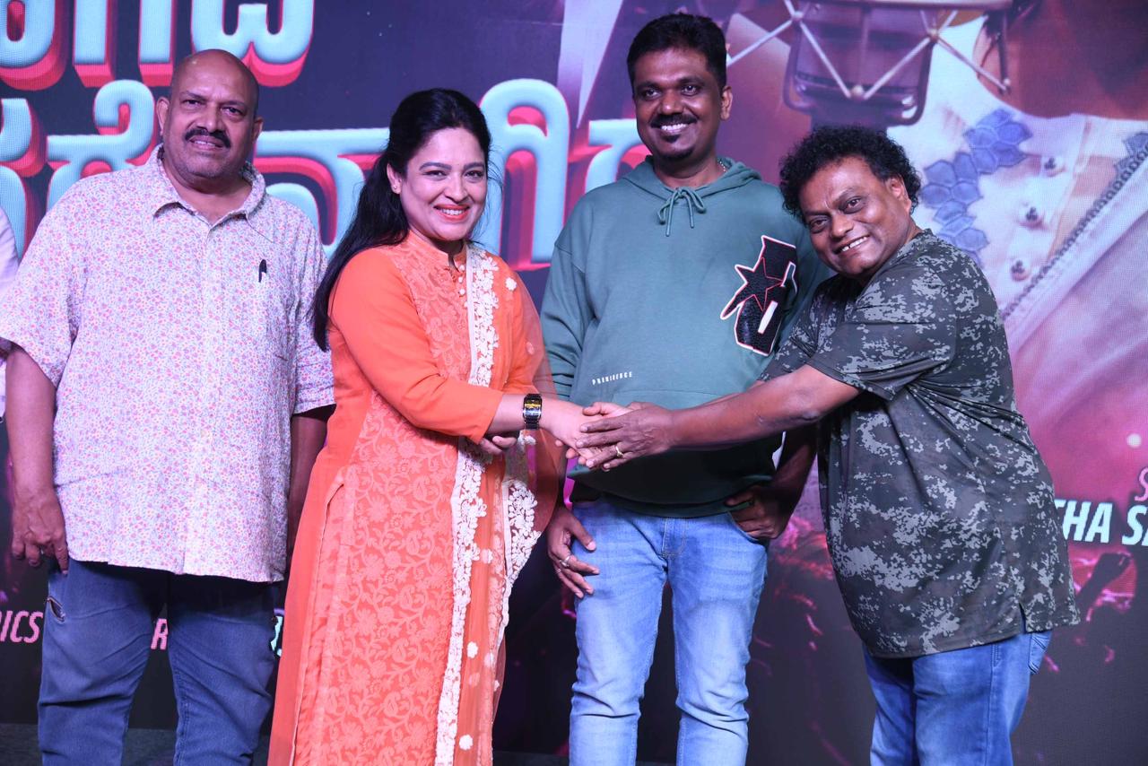 PopcornKannada's tweet card. ಗಾಯನ ಸರಸ್ವತಿ ಒಮ್ಮೆ ಒಲಿದರೆ, ಅದು ಯಾವತ್ತೂ ಬಿಟ್ಟು ಹೋಗಲ್ಲ. ಎನ್ನುವುದಕ್ಕೆ ಶ್ರೀಮತಿ ಅನಿತಾ ಸಾರಾ ಮಹೇಶ್ ಅವರ ಪ್ರತಿಭೆಯೇ ಉದಾಹರಣೆ. ಅವರು ಸಂಸಾರ, ಮಕ್ಕಳಾದವು ಅಂತ ಮನೆಯಲ್ಲಿ ಕೂರದೆ ತಮ್ಮೊಳಗಿನ ಗಾಯನ ಕಲೆಯನ್ನು ಸಿನಿಮಾ, ಆಲ್ಬಂ...