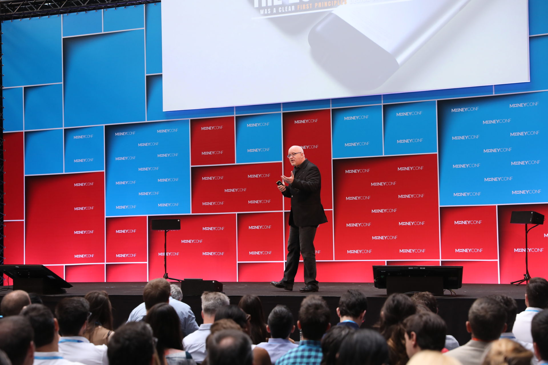 BrettKing's tweet card. Essayist Brett King shares his vision of a future that is already at hand, in which banking will have to completely change its vision of the business: the important thing will no longer be products...