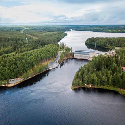 Fortum_Oyj's tweet card. Sähköjärjestelmän taajuus on jatkuvassa muutoksessa. Aina kun joku laittaa sähkökiukaan päälle tai sammuttaa olohuoneen valot, muuttuu sähkön kulutus. Yksittäisinä nämä arkiset tapahtumat saattavat...