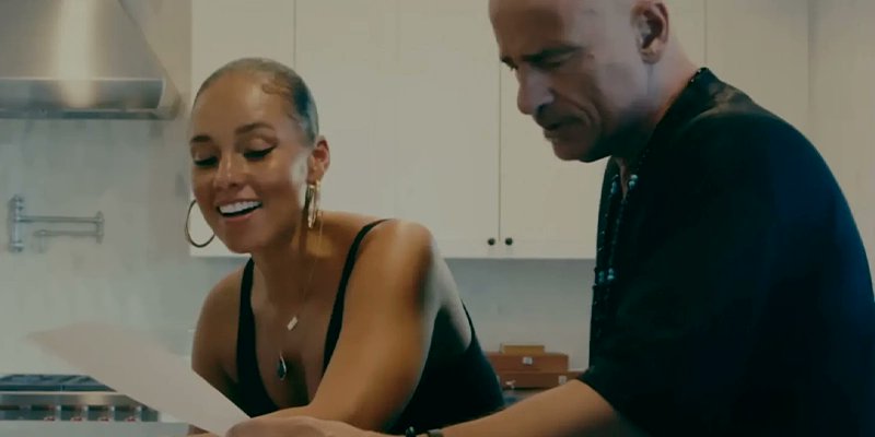 ArepaWeb's tweet card. Eros Ramazzotti y Alicia Keys estrenaron ayer 21 de noviembre en plataformas digitales L’Aurora, colaboración incluida en el álbum Una historia