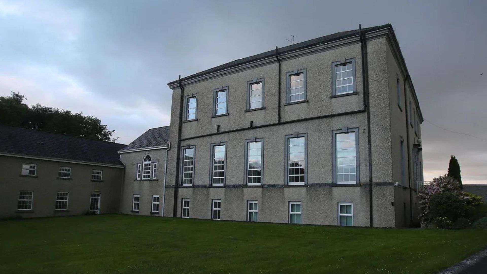 breeda_murphy's tweet card. They’re calling on the government to do a full excavation on the grounds in Roscrea similar to what’s underway at Tuam. They say 23 adult and 1,090 babies died there but there’s no burial records to...