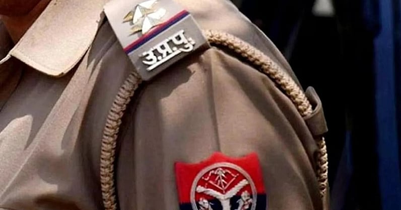 Qaumi_Awaz's tweet card. محکمہ فوڈ اینڈ ڈرگ کی ٹیم نے چھاپہ مارکر کوڈین سے بنے کھانسی کے سیرپ کی 189,000 بوتلیں ضبط کی ہیں، جن کی مالیت 42 کروڑ روپے سے زیادہ بتائی جارہی ہے۔ یہ اب تک کی سب سے بڑی ریکوری میں سے ایک ہے۔