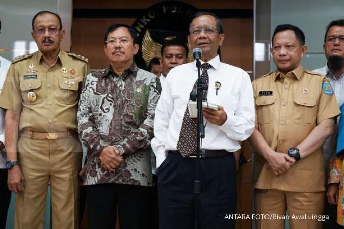 KontanNews's tweet card. Mahfud MD mengklaim dunia internasional memuji kesigapan  Indonesia atas evakuasi WNI dari Kota Wuhan, China.