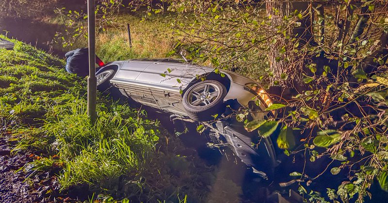 Auto belandt in sloot