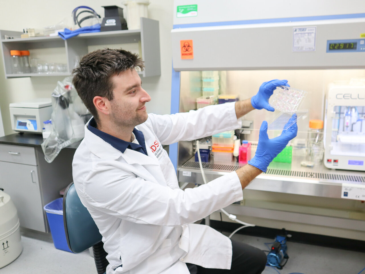 Cancer_Buzz's tweet card. In associate professor Mauro Tambasco's lab, researchers at all levels work together to develop innovative approaches to fighting cancer.