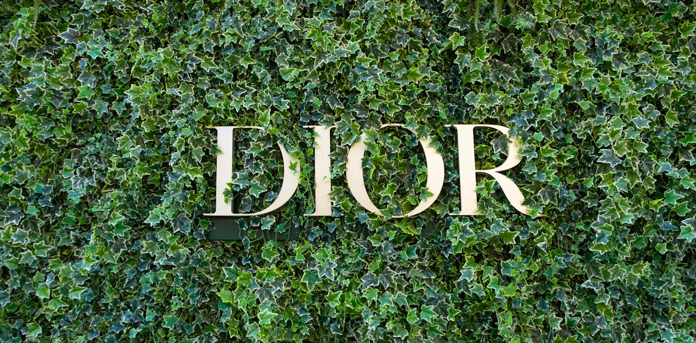 IpagLibrary's tweet card. Comme d’autres secteurs, le luxe cherche la voie vers la durabilité. Si le secteur dispose d’atouts, il doit convaincre ses partenaires et clients. Un pari qui n’est pas toujours facile à relever.